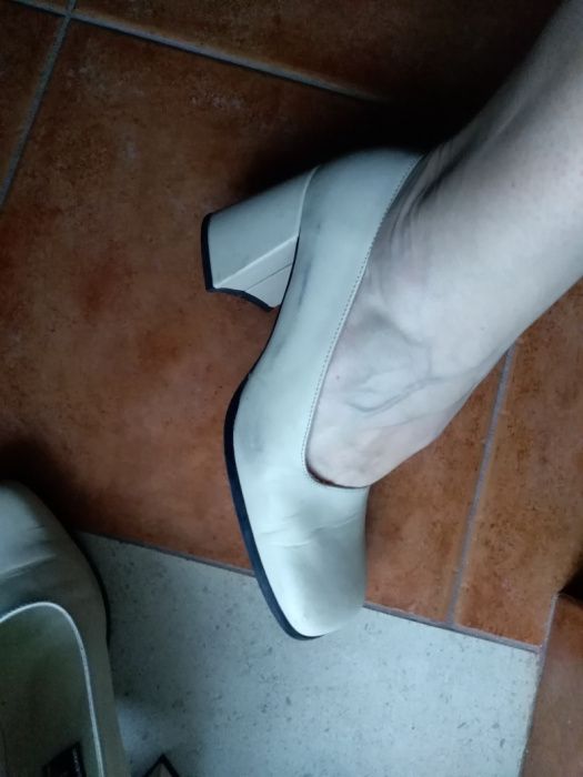 Sapatos beje em pele n. 38