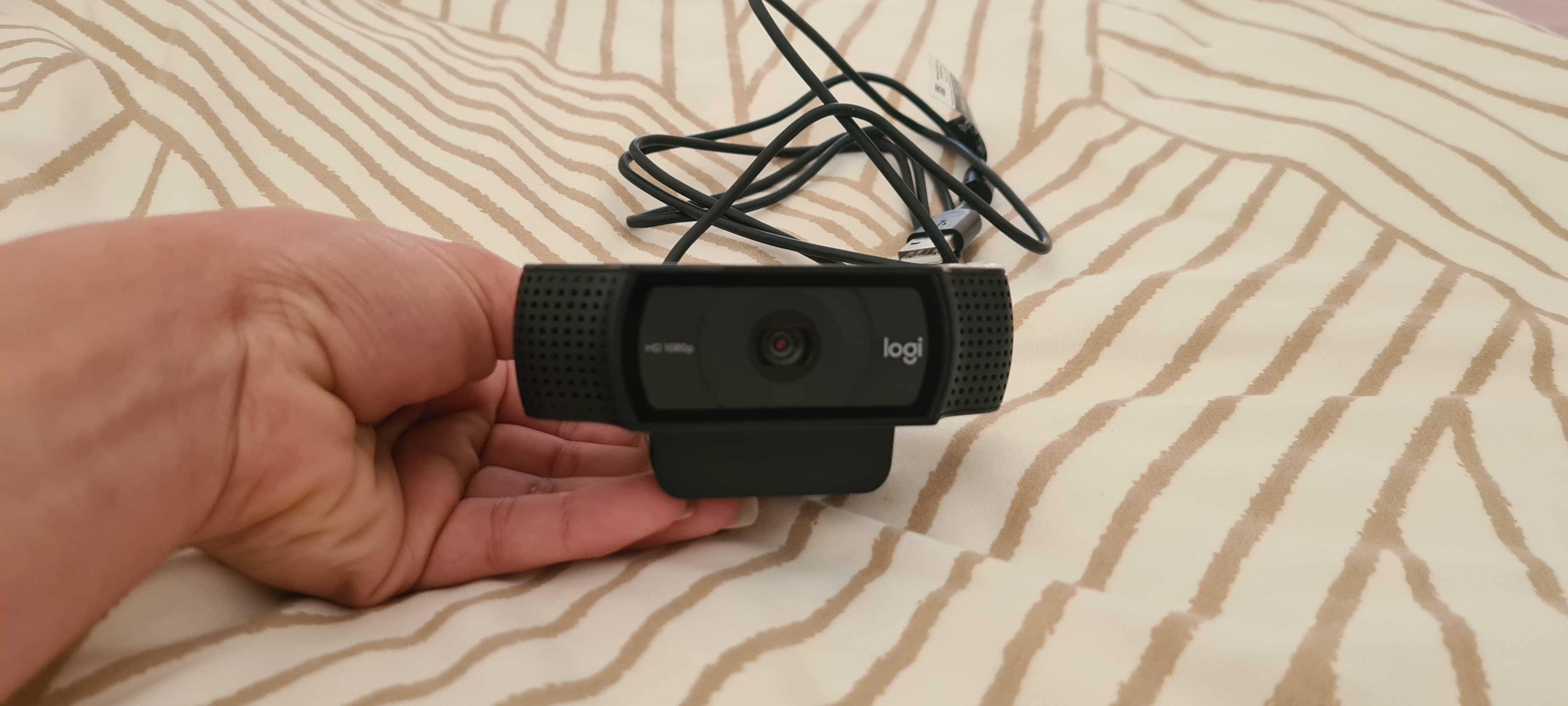 Webcam LOGITECH C920 (Full HD - 10 MP - Microfone Incorporado)