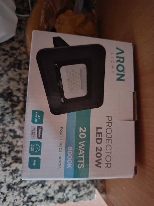 Vendo 4 focos novas s na caixa
