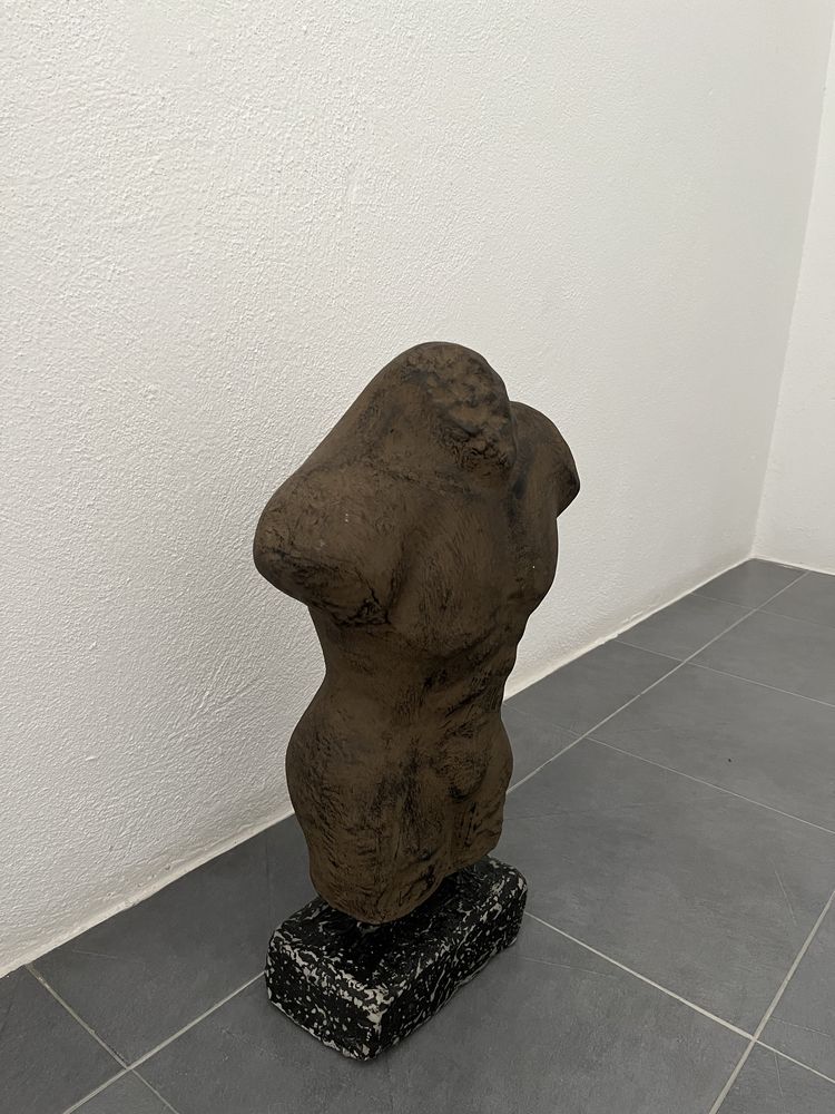 Estatueta castanha