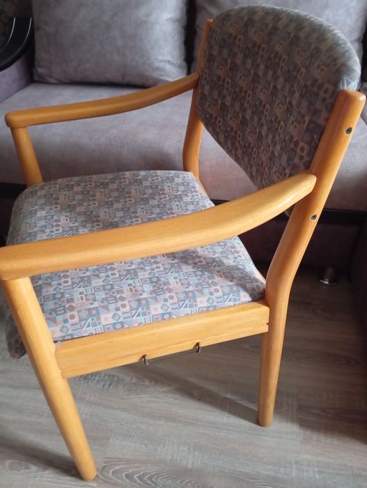 Продам стілець крісло.