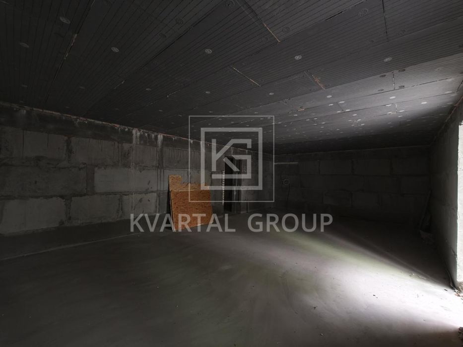 Продаж великого приміщення з окремим входом у заселеному комплексі