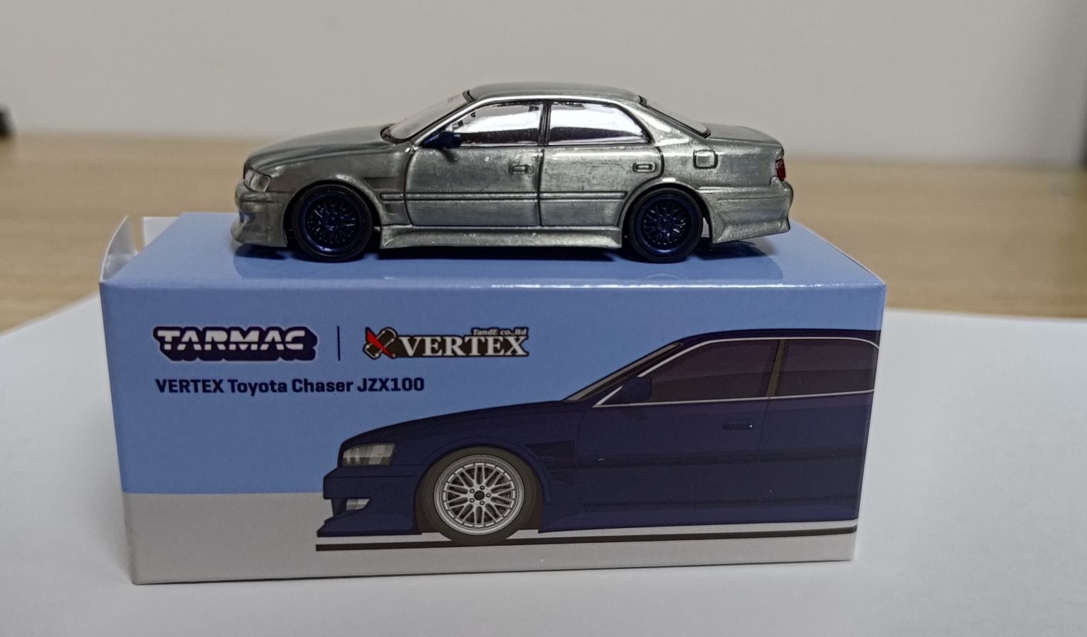 Модель Tarmac 1/64 Toyota Chaser Vertex JZX 100 CHASE