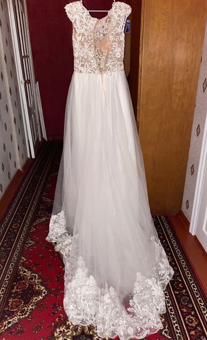 Весільна сукня зі шлейфом + підʼюпник з кільцем в подарунок