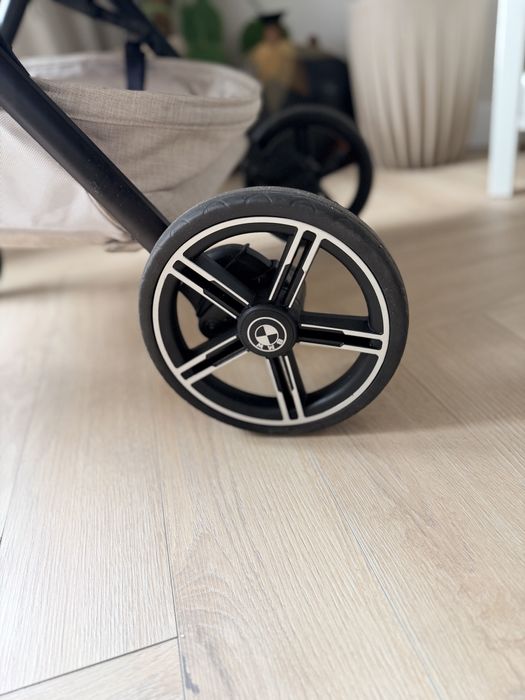 Wózek spacerowy lekki beżowy Nuna Trvl x BMW ideal