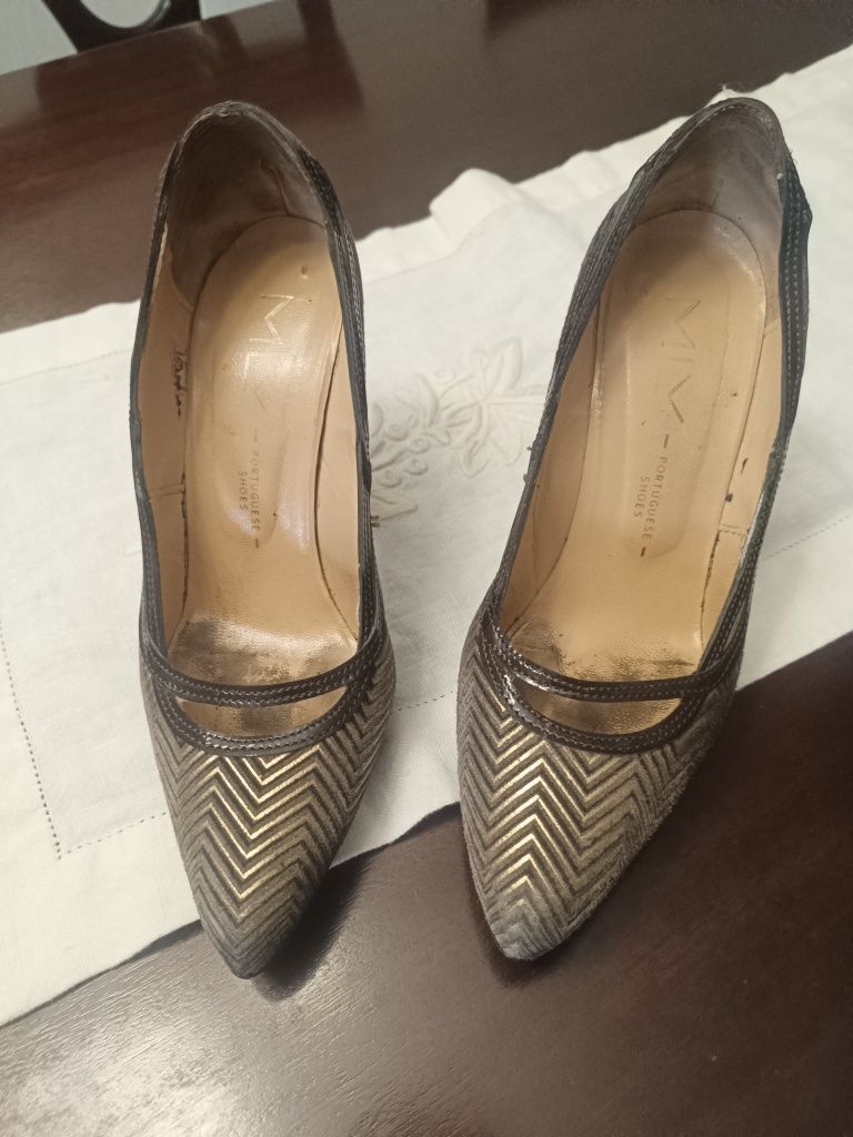 Vendem-se sapatos de couro, em bom estado
