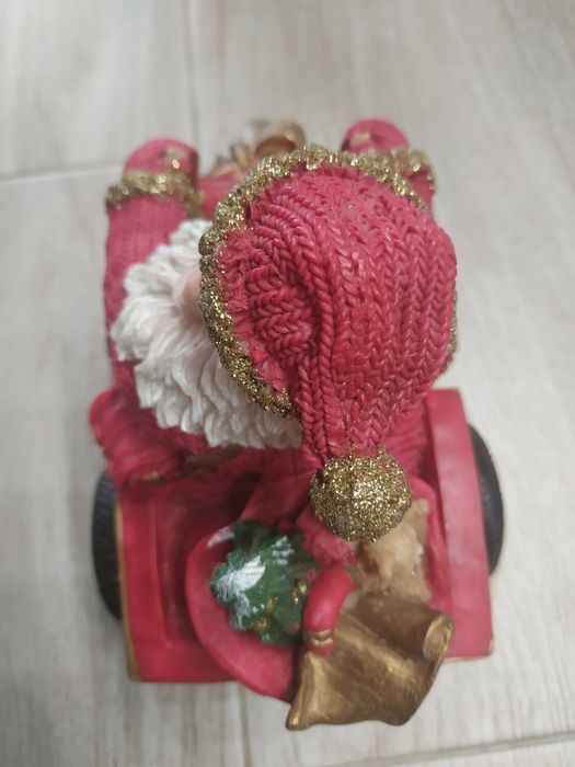 Декоративная статуэтка Деда Мороза на авто