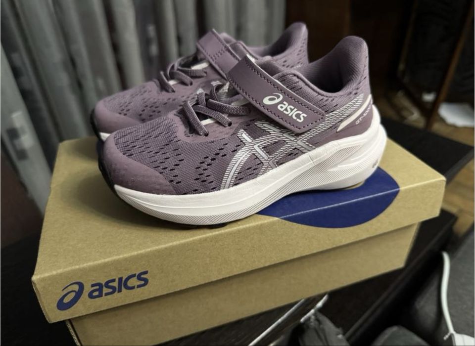 Кросівки дитячі бренду Asics Gt-1000 13 ,27 розмір.
