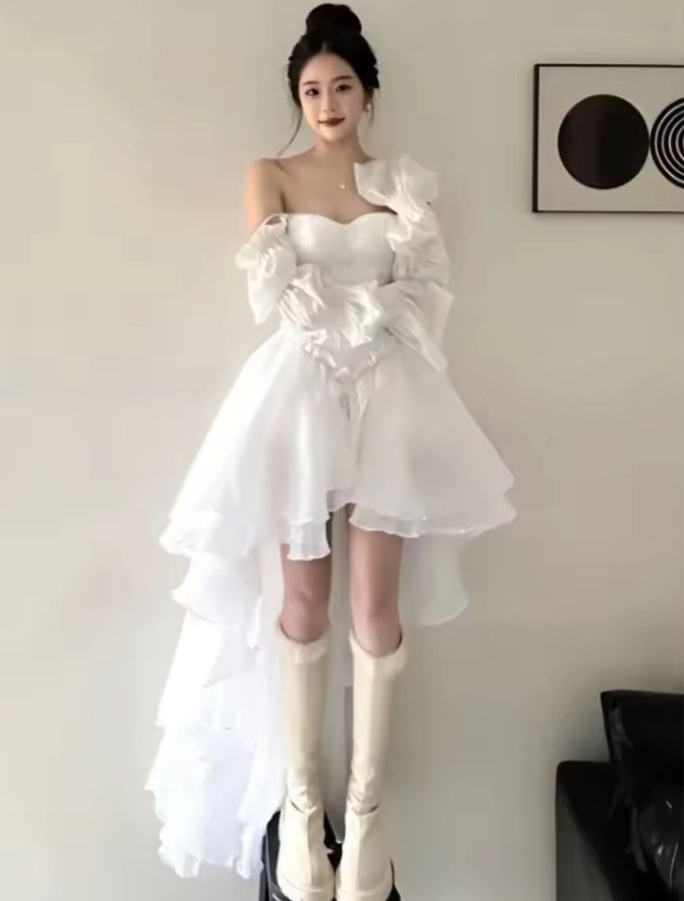Біла вечірня сукня