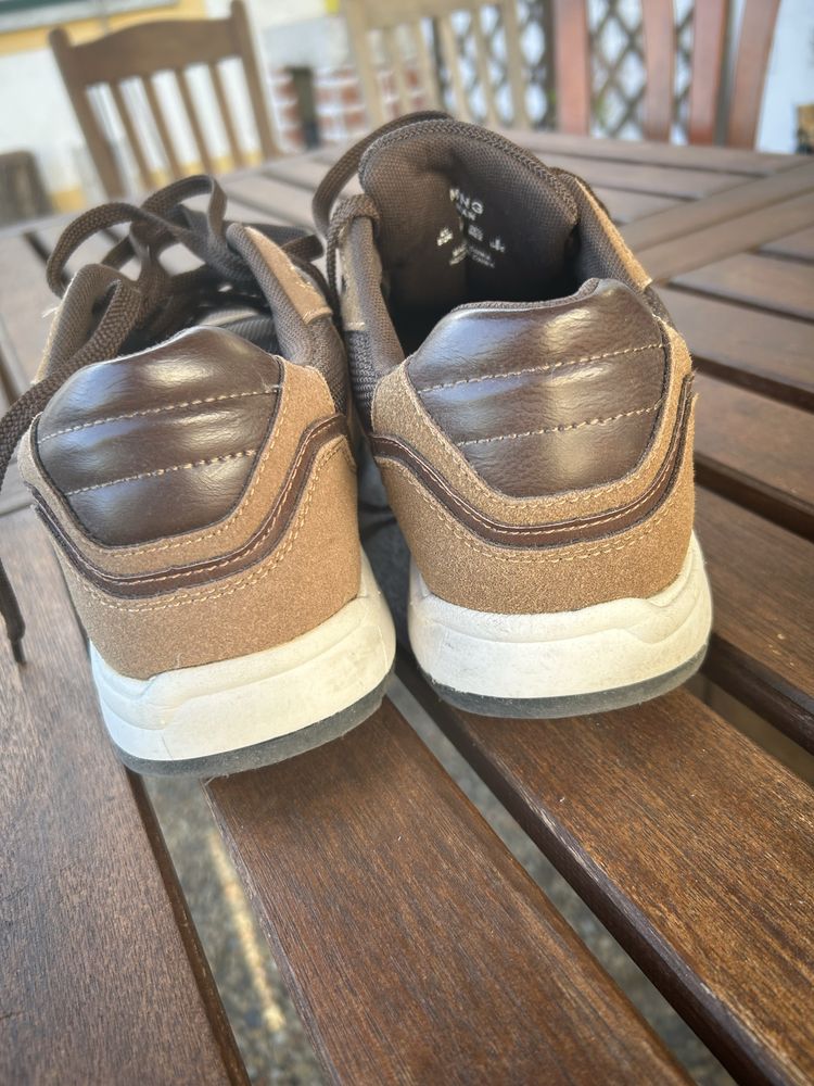Tenis castanhos da Mango