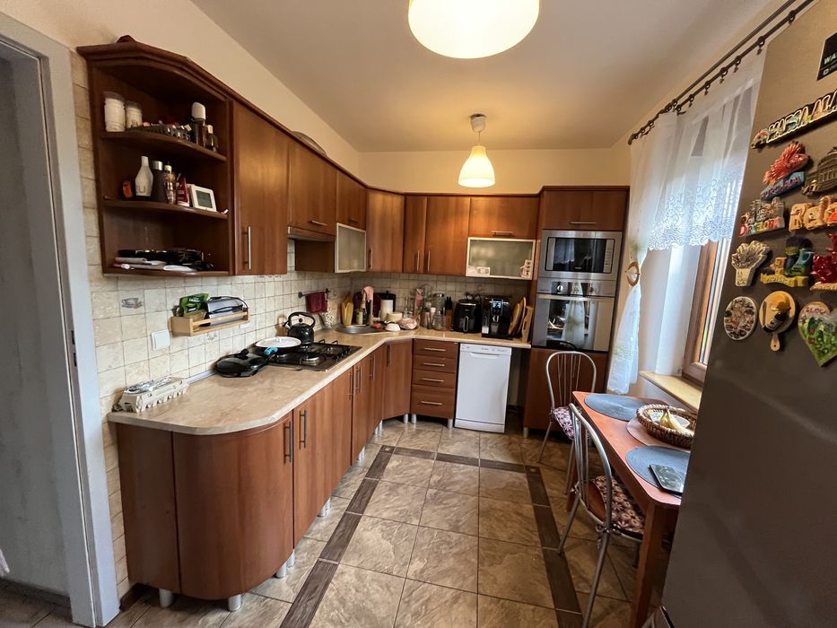 Klasyczna kuchnia z AGD do zabudowy i stolkiem