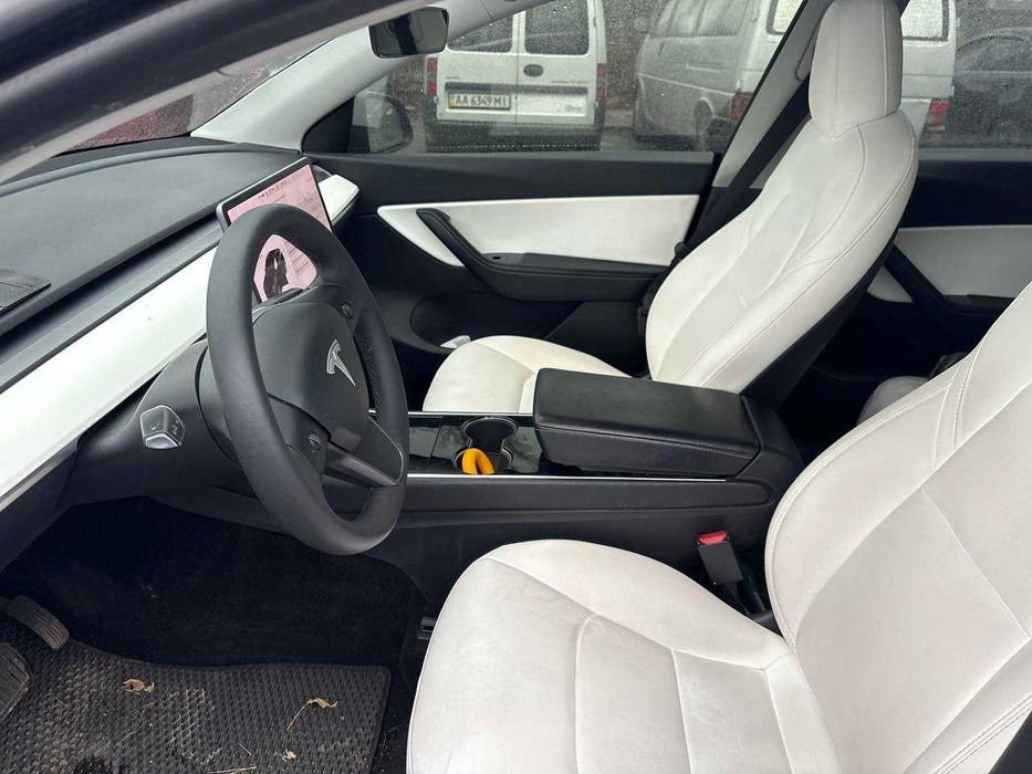 Tesla Model Y • 2021 • Dual Motor AWD • Чорна