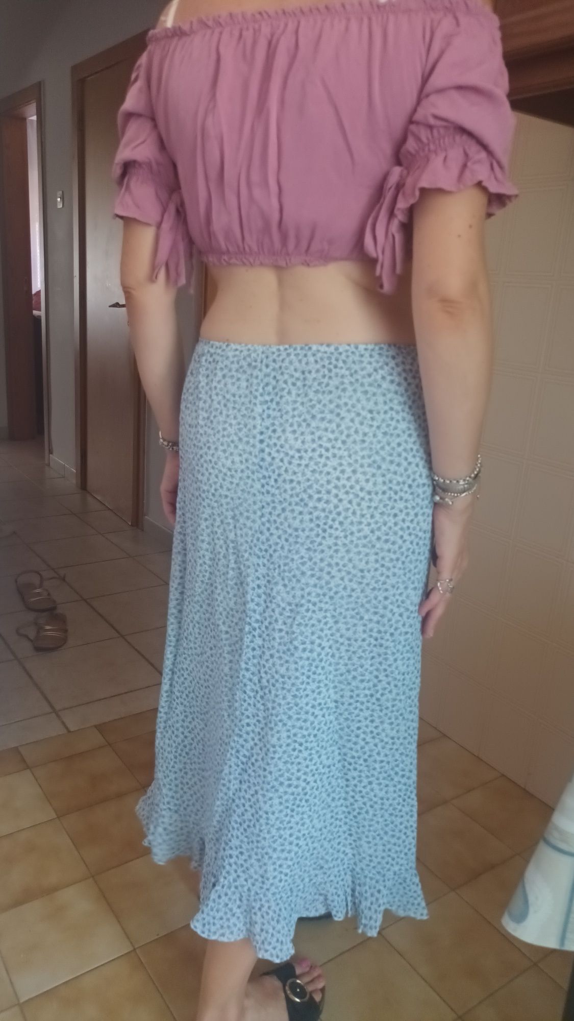 Saia fina,gira. Sem marca.