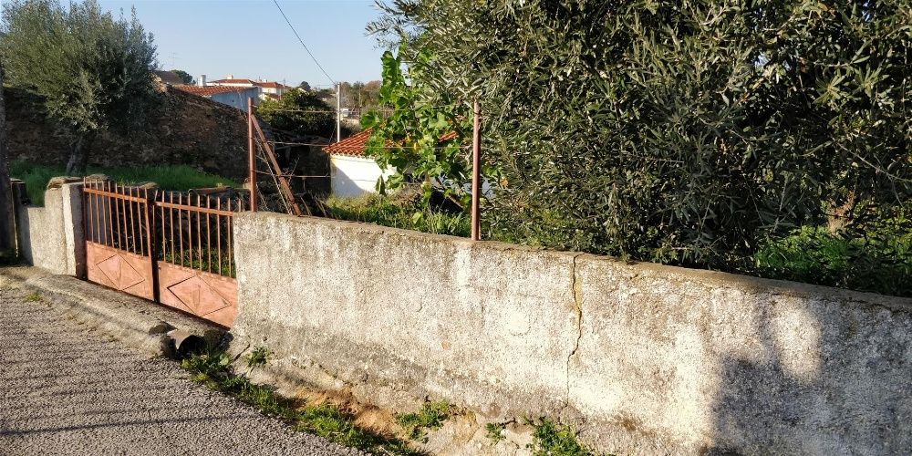 Terreno e Casa para Reconstruir em Mouriscas - Abrantes