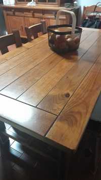 Vendo mesa de cozinha  e 4 cadeiras em madeira maciça  da Cerne