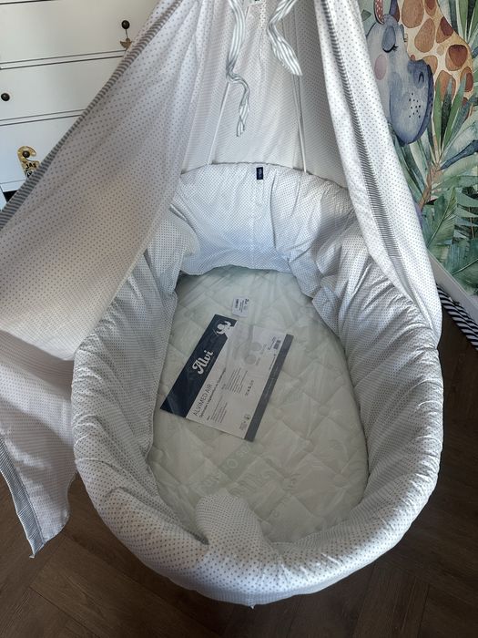 Wiklinowy kosz mojzesza z baldachimem na kolkach