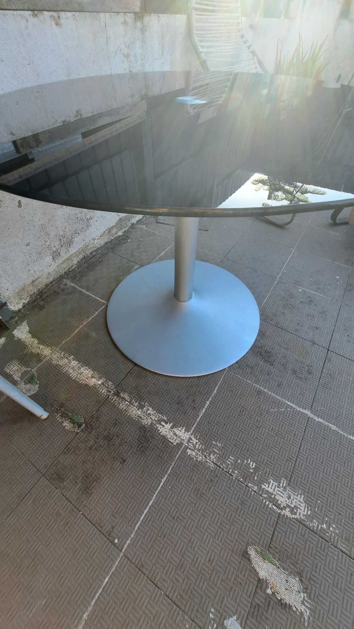 Mesa em vidro negro