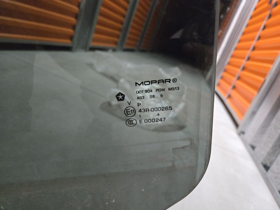 Скло заднє одинарне Grand Cherokee WK2