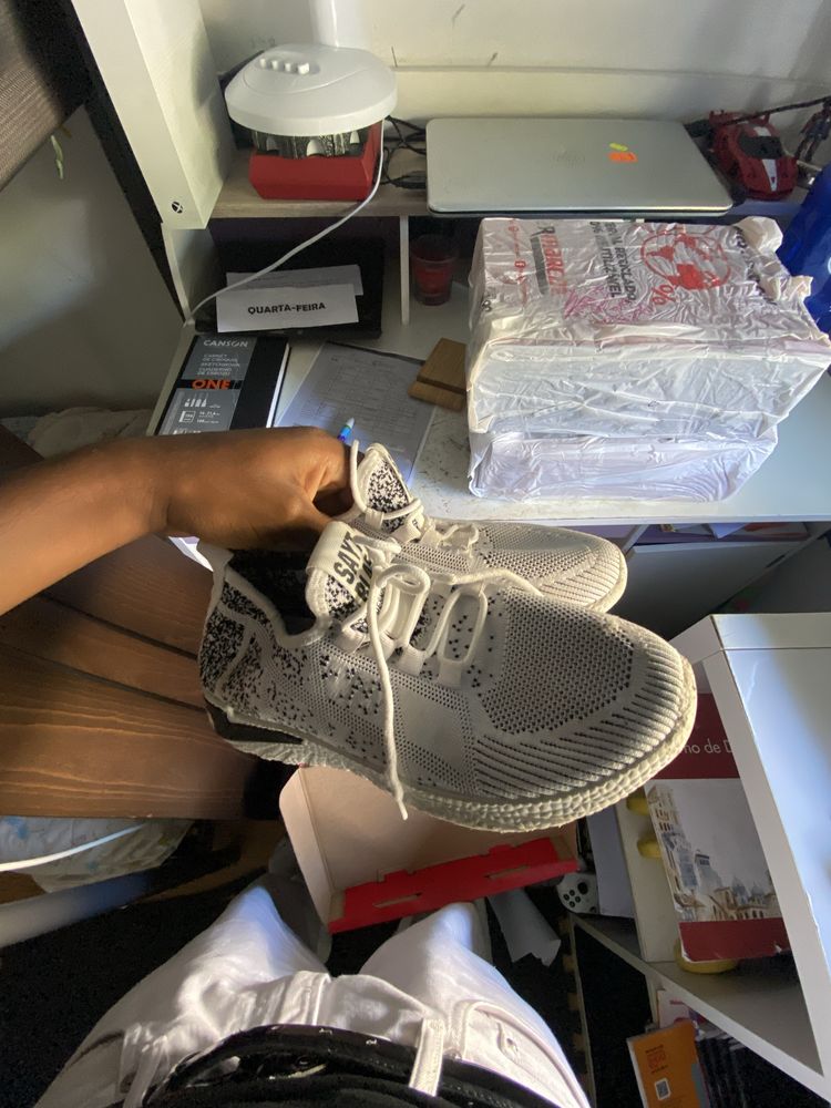 Tenis de corrida preto e branco