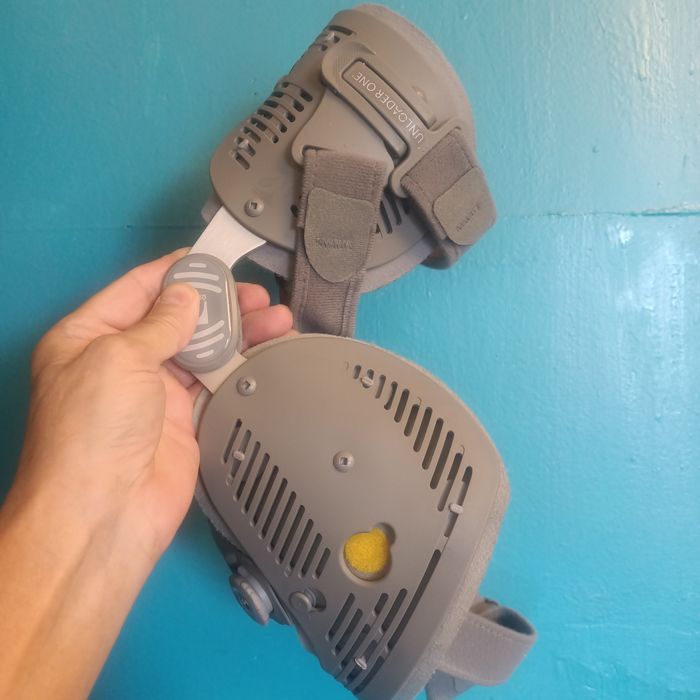 Ортез Ossur Unloader One® OTS с наколенным бандажем.