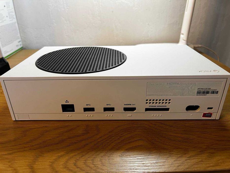 Xbox series s в хорошому стані + додатковий контролер + акумулятори