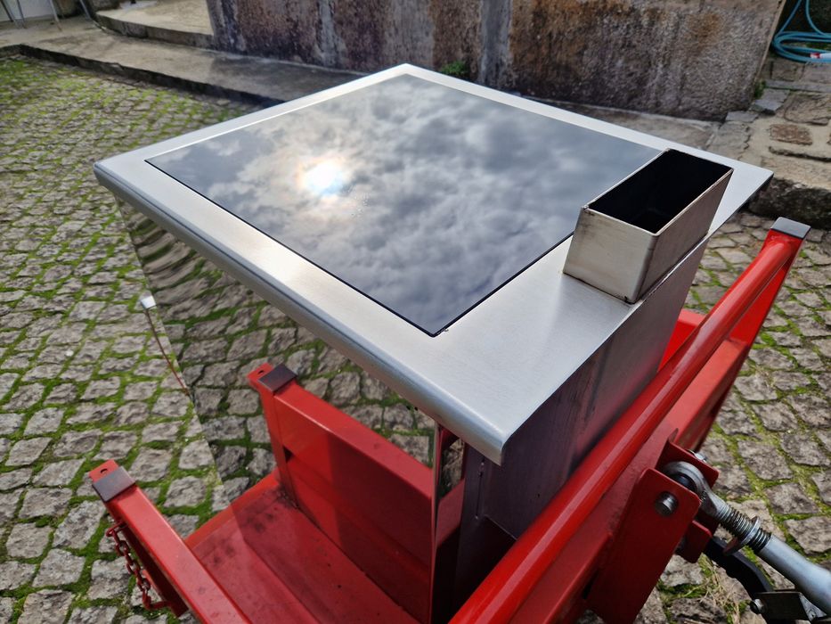 Fogão de lenha em inox com forno.