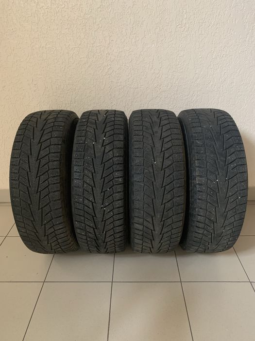 Шини/Резина/Гума зимова Hankook Winter I*Cept iZ2 W616 215/60 R17