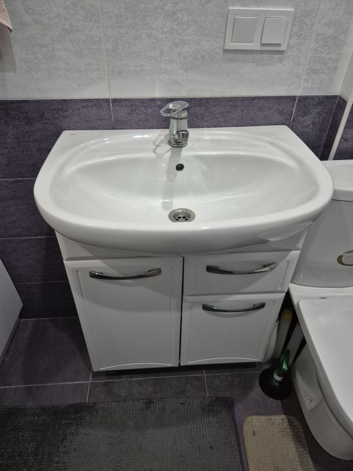 Продам в гарному стані  тумбу під умивальник разом з умивальником і кр