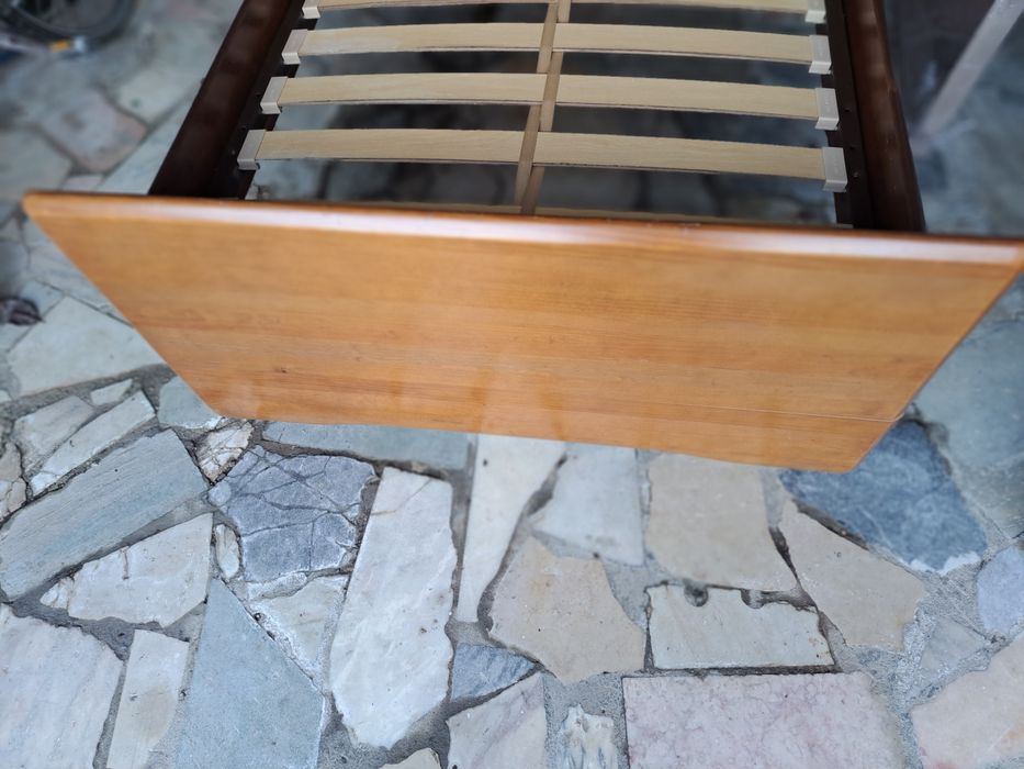 Cama, mesa cabeceira, prateleira e cadeira para quarto