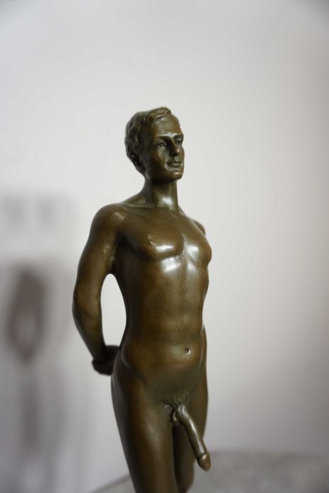 FIGURA z brązu akt męski nagi mężczyzna