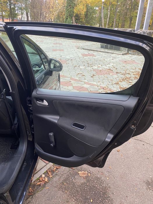 Peugeout 207 1.6 2010 року