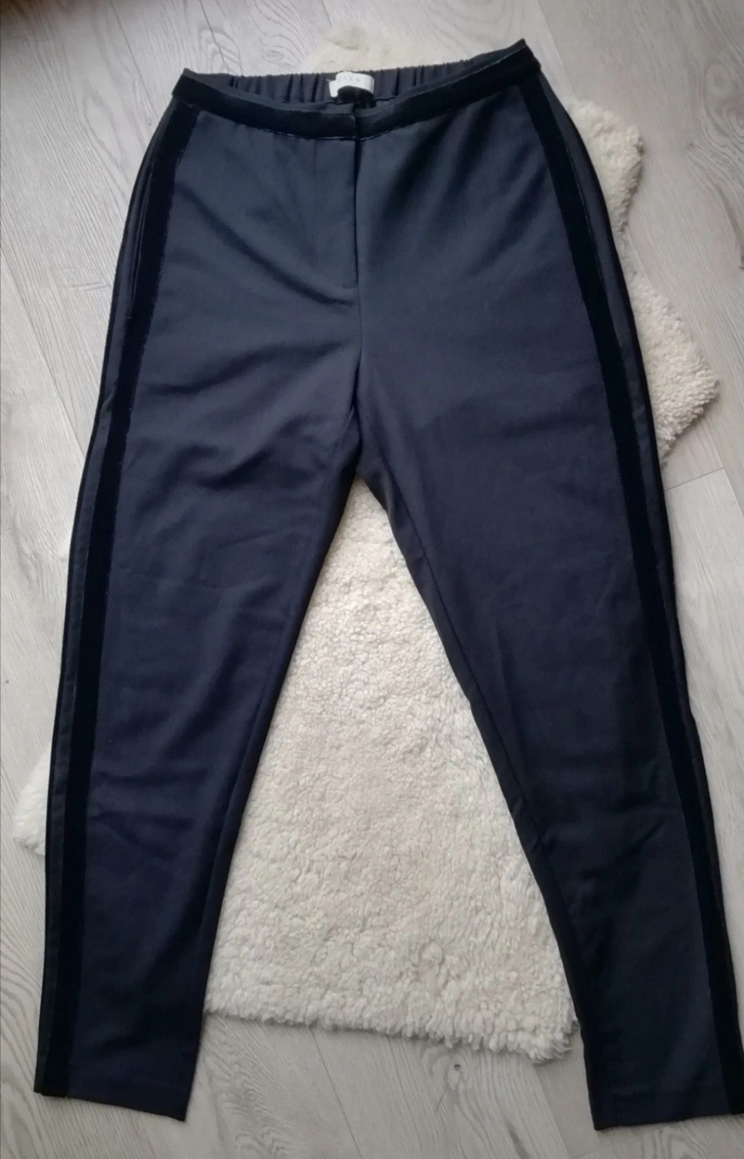 Czarne spodnie ze zwężanymi nogawkami Vila