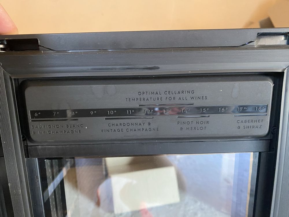 Винна Шафа Electrolux