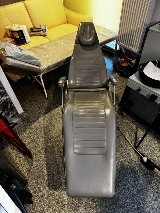 Elektryczny fotel stomatologiczny – sprawny, wygodny, gotowy do pracy