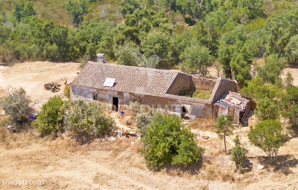 Herdade com 73,700 hectares e uma ruína registada com 126 m2.