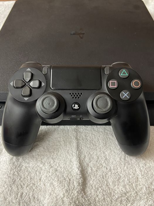 PS4 500GB c/3 jogos e 1 comando