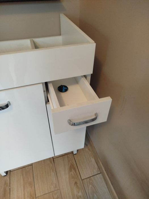 Szafka łazienkowa pod umywalke