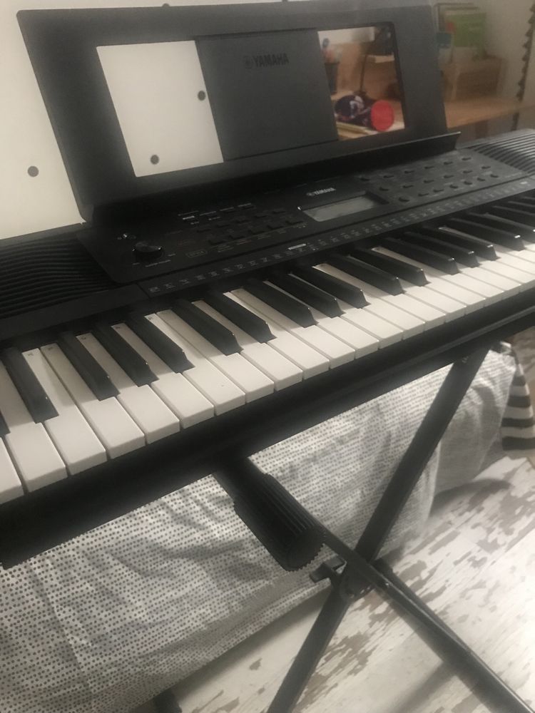 Vendo teclado Yamaha PSR-E273 excelente estado