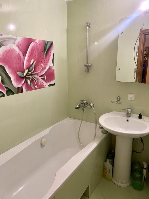 Простора  3 кім. квартира біля військ. інституту на Богуніі