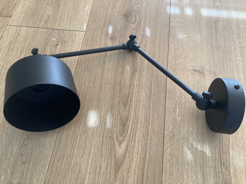 Lampa scienna regulowana czarna