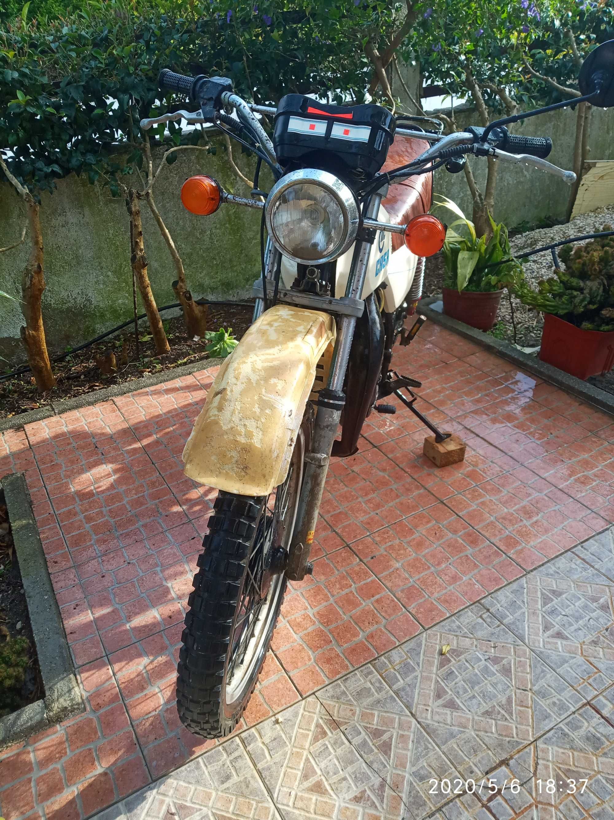 Casal 125 K276, de 1984, com documentos