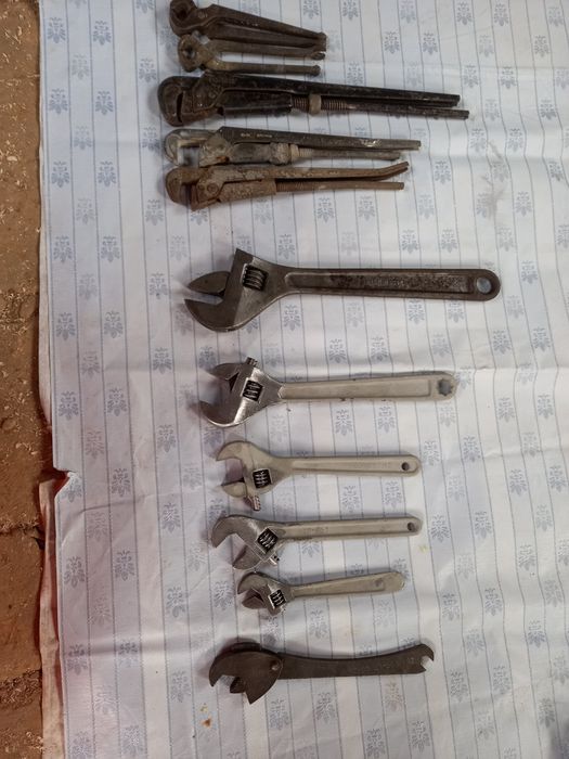 Молоткі, топори, тіскі, кірка, плоскогубці, динамікі, ключі, ножніци
