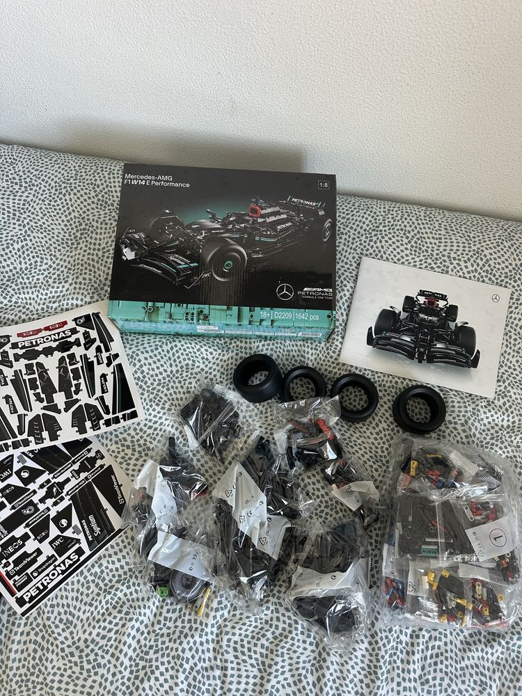 Legos Mercedes-AMG F1 W14 E Performance  (1642 peças)