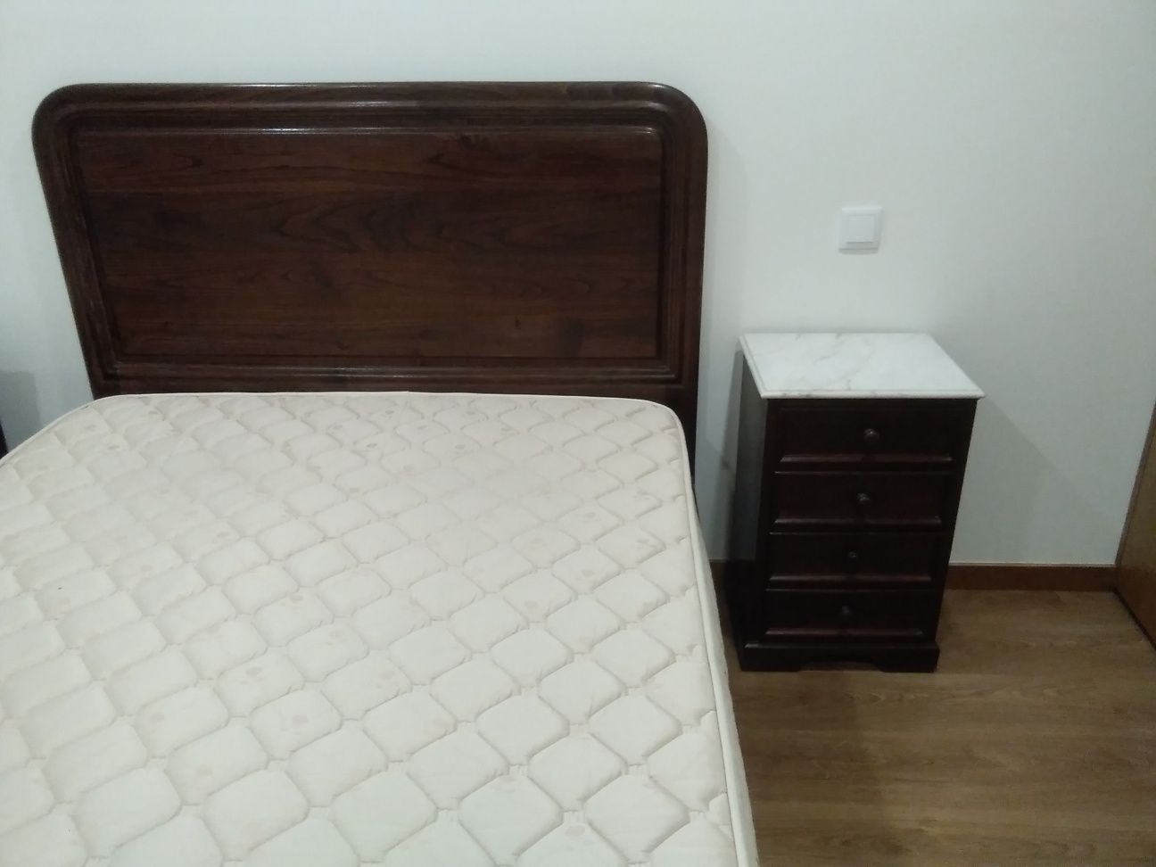 Mobília de quarto em madeira de castanho.