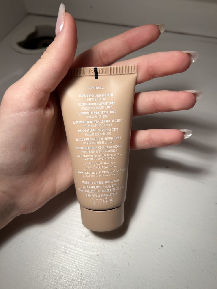 kylie jenner rozświetlacz w płynie do twarzy i ciała