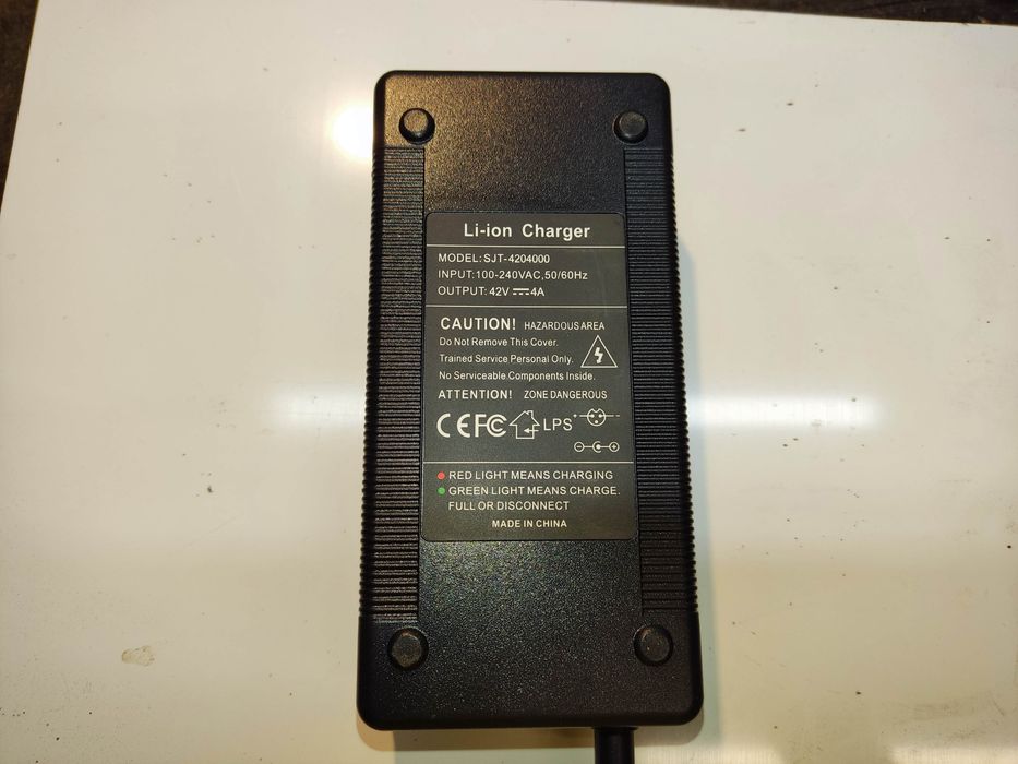 Ładowarka / zasilacz do reweru, hulajnogi 36V/42V 4A z wetylatorem