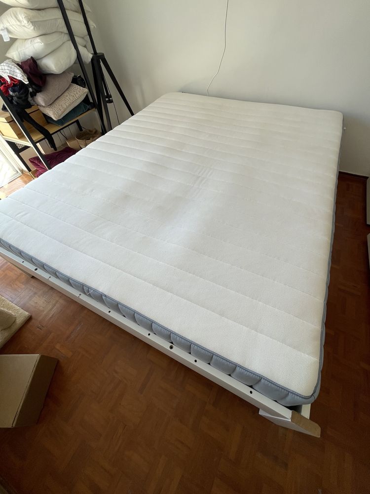 Cama IKEA. Colchao e cama