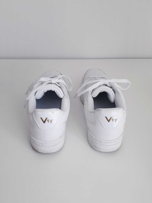 Sapatilhas brancas (tam. 38)