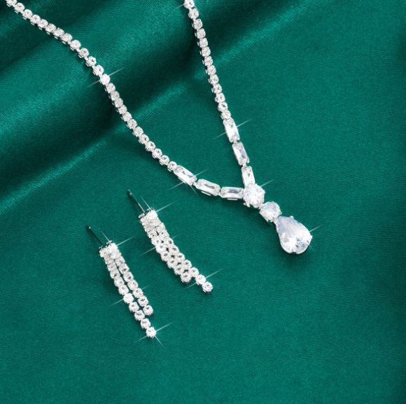 Komplet Eleganckiej Bizuterii Kolczyki Naszyjnik Ślubny Cyrkonie B6