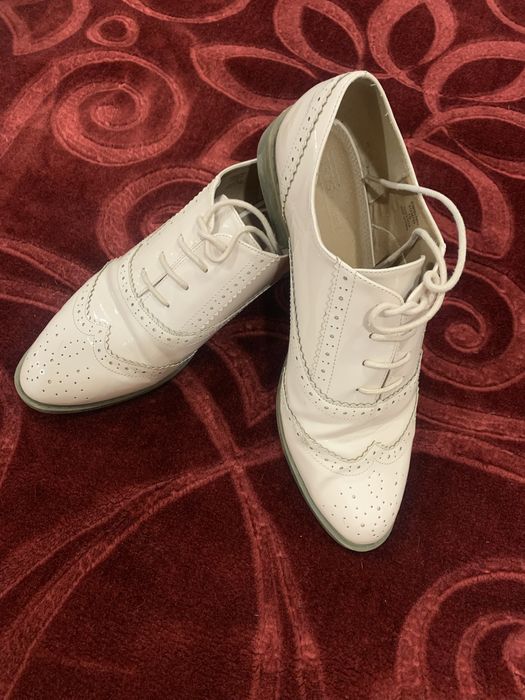 Sapatos rasos em verniz beije com atacadores